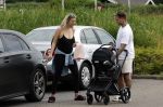 Vinkeveen 20 juini 2023
Gaby BLaaser en haar vriend Robin komen bij the Harbour Club naar buiten met hun pasgeboren dochter Isabella . Het was de eerste keer dat Isabella met haar ouders en uitje had. Ze was precies 1 week oud.