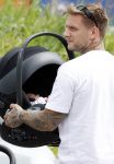 Vinkeveen 20 juini 2023
Gaby BLaaser en haar vriend Robin komen bij the Harbour Club naar buiten met hun pasgeboren dochter Isabella . Het was de eerste keer dat Isabella met haar ouders en uitje had. Ze was precies 1 week oud.