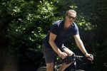 Huizen 13 juni 2023
Jeroen Rietbergen vertrekt op zijn fiest bij het huis van Linda de Mol . Hun beider auto's staan op de oprit.