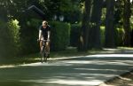 Huizen 13 juni 2023
Jeroen Rietbergen vertrekt op zijn fiest bij het huis van Linda de Mol . Hun beider auto's staan op de oprit.
