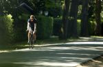 Huizen 13 juni 2023
Jeroen Rietbergen vertrekt op zijn fiest bij het huis van Linda de Mol . Hun beider auto's staan op de oprit.