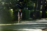 Huizen 13 juni 2023
Jeroen Rietbergen vertrekt op zijn fiest bij het huis van Linda de Mol . Hun beider auto's staan op de oprit.