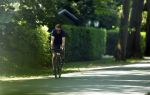 Huizen 13 juni 2023
Jeroen Rietbergen vertrekt op zijn fiest bij het huis van Linda de Mol . Hun beider auto's staan op de oprit.