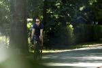 Huizen 13 juni 2023
Jeroen Rietbergen vertrekt op zijn fiest bij het huis van Linda de Mol . Hun beider auto's staan op de oprit.