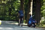 Huizen 13 juni 2023
Jeroen Rietbergen vertrekt op zijn fiest bij het huis van Linda de Mol . Hun beider auto's staan op de oprit.