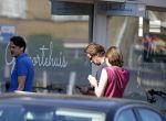 Huizen Bussum 17 juni 2023
Jeroen Rietbergen doet boodschappen en rijdt daarna weer naar het huis van zijn vriendin Linda de Mol