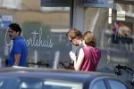 Huizen Bussum 17 juni 2023
Jeroen Rietbergen doet boodschappen en rijdt daarna weer naar het huis van zijn vriendin Linda de Mol