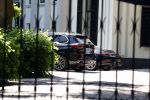 Huizen 13 juni 2023
Jeroen Rietbergen vertrekt op zijn fiest bij het huis van Linda de Mol . Hun beider auto's staan op de oprit.