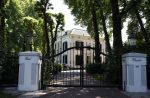 Huizen 13 juni 2023
Jeroen Rietbergen vertrekt op zijn fiest bij het huis van Linda de Mol . Hun beider auto's staan op de oprit.