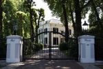 Huizen 13 juni 2023
Jeroen Rietbergen vertrekt op zijn fiest bij het huis van Linda de Mol . Hun beider auto's staan op de oprit.