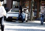 Alkmaar Muiden Huizen 7 juni 2023
Marco Borsato haalt met zijn porsche Taycan een pakketje op in het centrum van Alkmaar . Daarn rijdt hij naar het huis van Leontine. Onderweg koopt hij bij benzinepomp twee flesjes water.