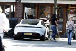 Alkmaar Muiden Huizen 7 juni 2023
Marco Borsato haalt met zijn porsche Taycan een pakketje op in het centrum van Alkmaar . Daarn rijdt hij naar het huis van Leontine. Onderweg koopt hij bij benzinepomp twee flesjes water.