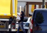 Alkmaar Muiden Huizen 7 juni 2023
Marco Borsato haalt met zijn porsche Taycan een pakketje op in het centrum van Alkmaar . Daarn rijdt hij naar het huis van Leontine. Onderweg koopt hij bij benzinepomp twee flesjes water.