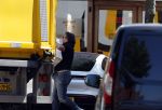 Alkmaar Muiden Huizen 7 juni 2023
Marco Borsato haalt met zijn porsche Taycan een pakketje op in het centrum van Alkmaar . Daarn rijdt hij naar het huis van Leontine. Onderweg koopt hij bij benzinepomp twee flesjes water.