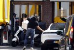 Alkmaar Muiden Huizen 7 juni 2023
Marco Borsato haalt met zijn porsche Taycan een pakketje op in het centrum van Alkmaar . Daarn rijdt hij naar het huis van Leontine. Onderweg koopt hij bij benzinepomp twee flesjes water.