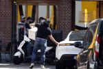 Alkmaar Muiden Huizen 7 juni 2023
Marco Borsato haalt met zijn porsche Taycan een pakketje op in het centrum van Alkmaar . Daarn rijdt hij naar het huis van Leontine. Onderweg koopt hij bij benzinepomp twee flesjes water.