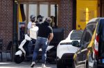 Alkmaar Muiden Huizen 7 juni 2023
Marco Borsato haalt met zijn porsche Taycan een pakketje op in het centrum van Alkmaar . Daarn rijdt hij naar het huis van Leontine. Onderweg koopt hij bij benzinepomp twee flesjes water.