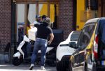 Alkmaar Muiden Huizen 7 juni 2023
Marco Borsato haalt met zijn porsche Taycan een pakketje op in het centrum van Alkmaar . Daarn rijdt hij naar het huis van Leontine. Onderweg koopt hij bij benzinepomp twee flesjes water.