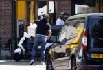 Alkmaar Muiden Huizen 7 juni 2023
Marco Borsato haalt met zijn porsche Taycan een pakketje op in het centrum van Alkmaar . Daarn rijdt hij naar het huis van Leontine. Onderweg koopt hij bij benzinepomp twee flesjes water.