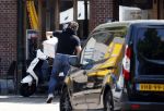 Alkmaar Muiden Huizen 7 juni 2023
Marco Borsato haalt met zijn porsche Taycan een pakketje op in het centrum van Alkmaar . Daarn rijdt hij naar het huis van Leontine. Onderweg koopt hij bij benzinepomp twee flesjes water.