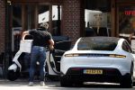 Alkmaar Muiden Huizen 7 juni 2023
Marco Borsato haalt met zijn porsche Taycan een pakketje op in het centrum van Alkmaar . Daarn rijdt hij naar het huis van Leontine. Onderweg koopt hij bij benzinepomp twee flesjes water.