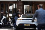 Alkmaar Muiden Huizen 7 juni 2023
Marco Borsato haalt met zijn porsche Taycan een pakketje op in het centrum van Alkmaar . Daarn rijdt hij naar het huis van Leontine. Onderweg koopt hij bij benzinepomp twee flesjes water.