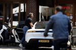 Alkmaar Muiden Huizen 7 juni 2023
Marco Borsato haalt met zijn porsche Taycan een pakketje op in het centrum van Alkmaar . Daarn rijdt hij naar het huis van Leontine. Onderweg koopt hij bij benzinepomp twee flesjes water.