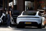 Alkmaar Muiden Huizen 7 juni 2023
Marco Borsato haalt met zijn porsche Taycan een pakketje op in het centrum van Alkmaar . Daarn rijdt hij naar het huis van Leontine. Onderweg koopt hij bij benzinepomp twee flesjes water.