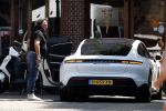 Alkmaar Muiden Huizen 7 juni 2023
Marco Borsato haalt met zijn porsche Taycan een pakketje op in het centrum van Alkmaar . Daarn rijdt hij naar het huis van Leontine. Onderweg koopt hij bij benzinepomp twee flesjes water.