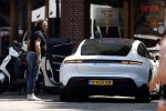 Alkmaar Muiden Huizen 7 juni 2023
Marco Borsato haalt met zijn porsche Taycan een pakketje op in het centrum van Alkmaar . Daarn rijdt hij naar het huis van Leontine. Onderweg koopt hij bij benzinepomp twee flesjes water.