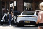 Alkmaar Muiden Huizen 7 juni 2023
Marco Borsato haalt met zijn porsche Taycan een pakketje op in het centrum van Alkmaar . Daarn rijdt hij naar het huis van Leontine. Onderweg koopt hij bij benzinepomp twee flesjes water.