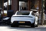 Alkmaar Muiden Huizen 7 juni 2023
Marco Borsato haalt met zijn porsche Taycan een pakketje op in het centrum van Alkmaar . Daarn rijdt hij naar het huis van Leontine. Onderweg koopt hij bij benzinepomp twee flesjes water.