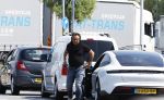 Alkmaar Muiden Huizen 7 juni 2023
Marco Borsato haalt met zijn porsche Taycan een pakketje op in het centrum van Alkmaar . Daarn rijdt hij naar het huis van Leontine. Onderweg koopt hij bij benzinepomp twee flesjes water.