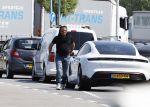 Alkmaar Muiden Huizen 7 juni 2023
Marco Borsato haalt met zijn porsche Taycan een pakketje op in het centrum van Alkmaar . Daarn rijdt hij naar het huis van Leontine. Onderweg koopt hij bij benzinepomp twee flesjes water.