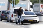 Alkmaar Muiden Huizen 7 juni 2023
Marco Borsato haalt met zijn porsche Taycan een pakketje op in het centrum van Alkmaar . Daarn rijdt hij naar het huis van Leontine. Onderweg koopt hij bij benzinepomp twee flesjes water.