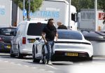 Alkmaar Muiden Huizen 7 juni 2023
Marco Borsato haalt met zijn porsche Taycan een pakketje op in het centrum van Alkmaar . Daarn rijdt hij naar het huis van Leontine. Onderweg koopt hij bij benzinepomp twee flesjes water.