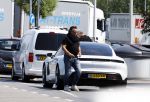 Alkmaar Muiden Huizen 7 juni 2023
Marco Borsato haalt met zijn porsche Taycan een pakketje op in het centrum van Alkmaar . Daarn rijdt hij naar het huis van Leontine. Onderweg koopt hij bij benzinepomp twee flesjes water.