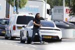 Alkmaar Muiden Huizen 7 juni 2023
Marco Borsato haalt met zijn porsche Taycan een pakketje op in het centrum van Alkmaar . Daarn rijdt hij naar het huis van Leontine. Onderweg koopt hij bij benzinepomp twee flesjes water.