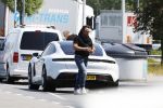 Alkmaar Muiden Huizen 7 juni 2023
Marco Borsato haalt met zijn porsche Taycan een pakketje op in het centrum van Alkmaar . Daarn rijdt hij naar het huis van Leontine. Onderweg koopt hij bij benzinepomp twee flesjes water.