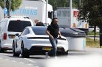 Alkmaar Muiden Huizen 7 juni 2023
Marco Borsato haalt met zijn porsche Taycan een pakketje op in het centrum van Alkmaar . Daarn rijdt hij naar het huis van Leontine. Onderweg koopt hij bij benzinepomp twee flesjes water.