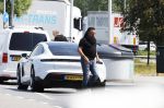 Alkmaar Muiden Huizen 7 juni 2023
Marco Borsato haalt met zijn porsche Taycan een pakketje op in het centrum van Alkmaar . Daarn rijdt hij naar het huis van Leontine. Onderweg koopt hij bij benzinepomp twee flesjes water.