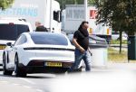 Alkmaar Muiden Huizen 7 juni 2023
Marco Borsato haalt met zijn porsche Taycan een pakketje op in het centrum van Alkmaar . Daarn rijdt hij naar het huis van Leontine. Onderweg koopt hij bij benzinepomp twee flesjes water.