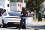 Alkmaar Muiden Huizen 7 juni 2023
Marco Borsato haalt met zijn porsche Taycan een pakketje op in het centrum van Alkmaar . Daarn rijdt hij naar het huis van Leontine. Onderweg koopt hij bij benzinepomp twee flesjes water.