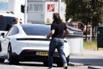 Alkmaar Muiden Huizen 7 juni 2023
Marco Borsato haalt met zijn porsche Taycan een pakketje op in het centrum van Alkmaar . Daarn rijdt hij naar het huis van Leontine. Onderweg koopt hij bij benzinepomp twee flesjes water.