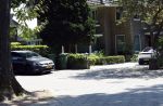 Alkmaar Muiden Huizen 7 juni 2023
Marco Borsato haalt met zijn porsche Taycan een pakketje op in het centrum van Alkmaar . Daarn rijdt hij naar het huis van Leontine. Onderweg koopt hij bij benzinepomp twee flesjes water.