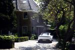 Alkmaar Muiden Huizen 7 juni 2023
Marco Borsato haalt met zijn porsche Taycan een pakketje op in het centrum van Alkmaar . Daarn rijdt hij naar het huis van Leontine. Onderweg koopt hij bij benzinepomp twee flesjes water.