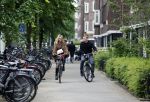 Amsterdam 1 juni 2023
Matthijs de Ligt en zijn vriendin Annekee Molenaar op de fiets in Amsterdam.