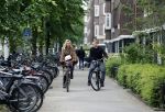 Amsterdam 1 juni 2023
Matthijs de Ligt en zijn vriendin Annekee Molenaar op de fiets in Amsterdam.