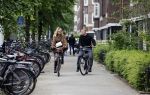 Amsterdam 1 juni 2023
Matthijs de Ligt en zijn vriendin Annekee Molenaar op de fiets in Amsterdam.
