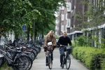 Amsterdam 1 juni 2023
Matthijs de Ligt en zijn vriendin Annekee Molenaar op de fiets in Amsterdam.